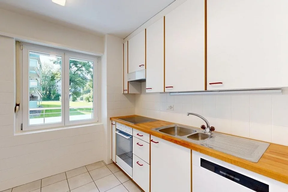 Appartamento accogliente con balcone e attrezzatura pratica