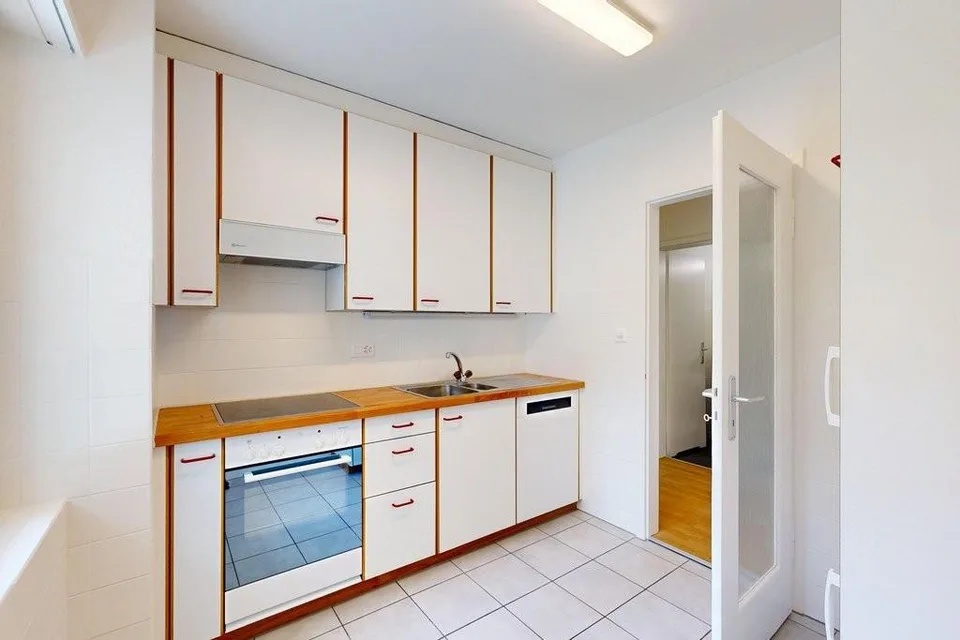Appartamento accogliente con balcone e attrezzatura pratica