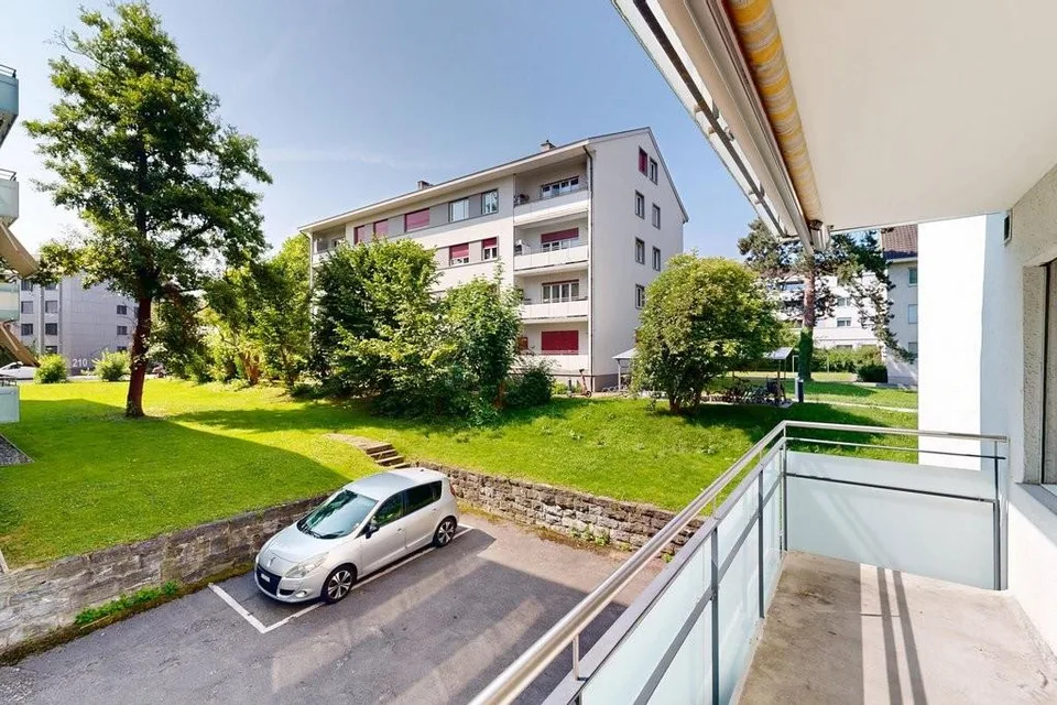 Appartamento accogliente con balcone e attrezzatura pratica