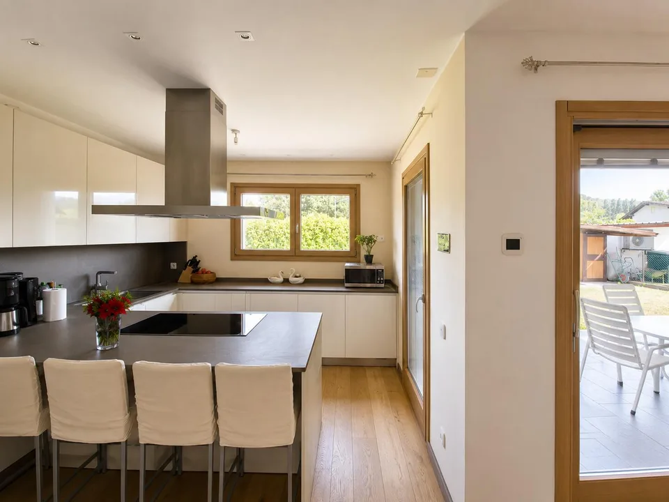 VILLA MODERNA DI 6.5 LOCALI CON AMPIO GIARDINO A STABIO