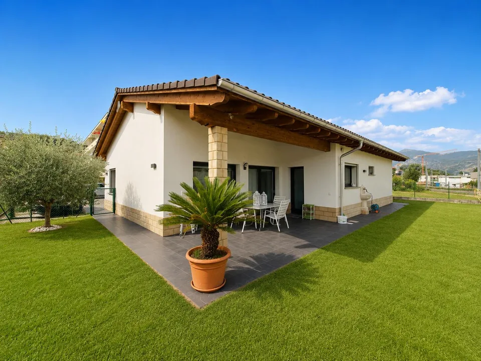 VILLA MODERNA DI 6.5 LOCALI CON AMPIO GIARDINO A STABIO