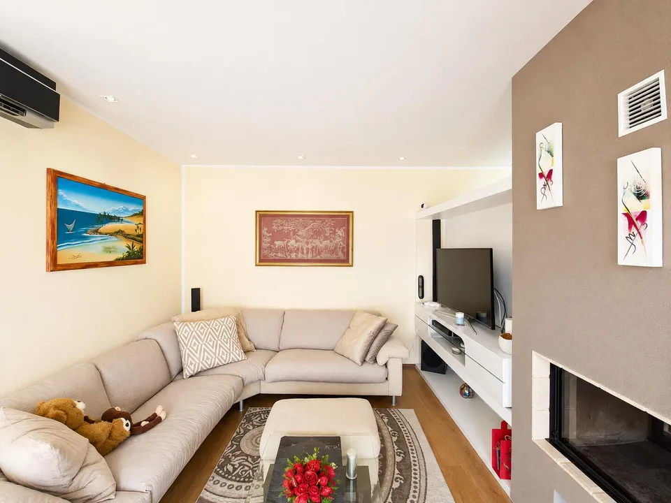 VILLA MODERNA DI 6.5 LOCALI CON AMPIO GIARDINO A STABIO