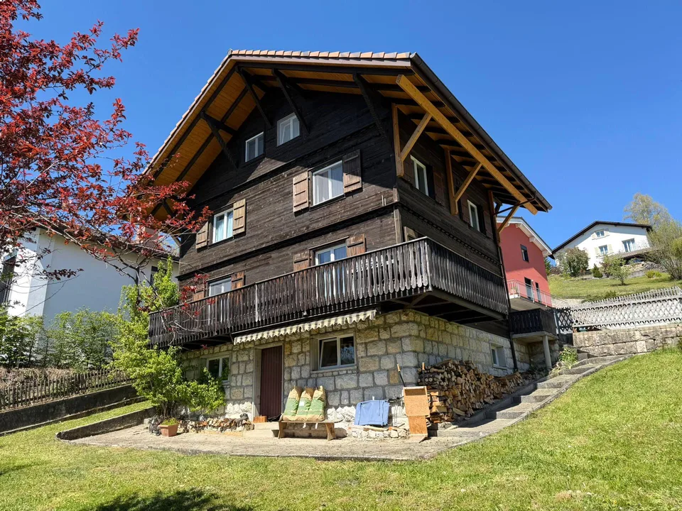 Traumhaftes Einfamilienhaus Chalet mit separatem Studio in Tramelan