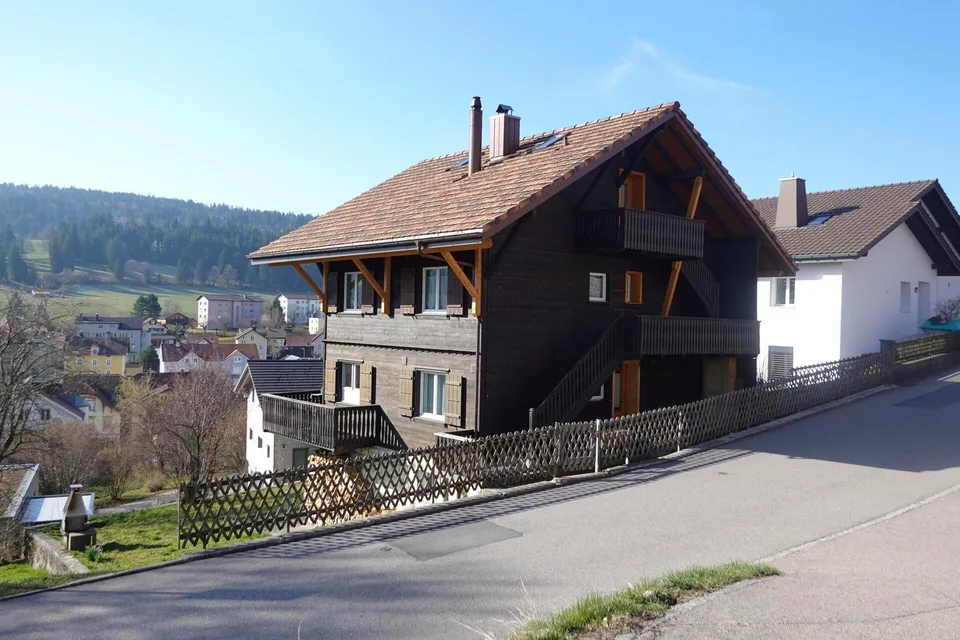 Traumhaftes Einfamilienhaus Chalet mit separatem Studio in Tramelan