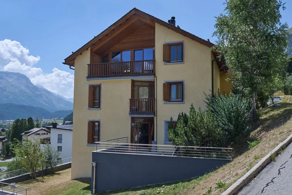 Exklusives Wohnerlebnis – Stilvolle 3.5-Zimmer Wohnung in Samedan