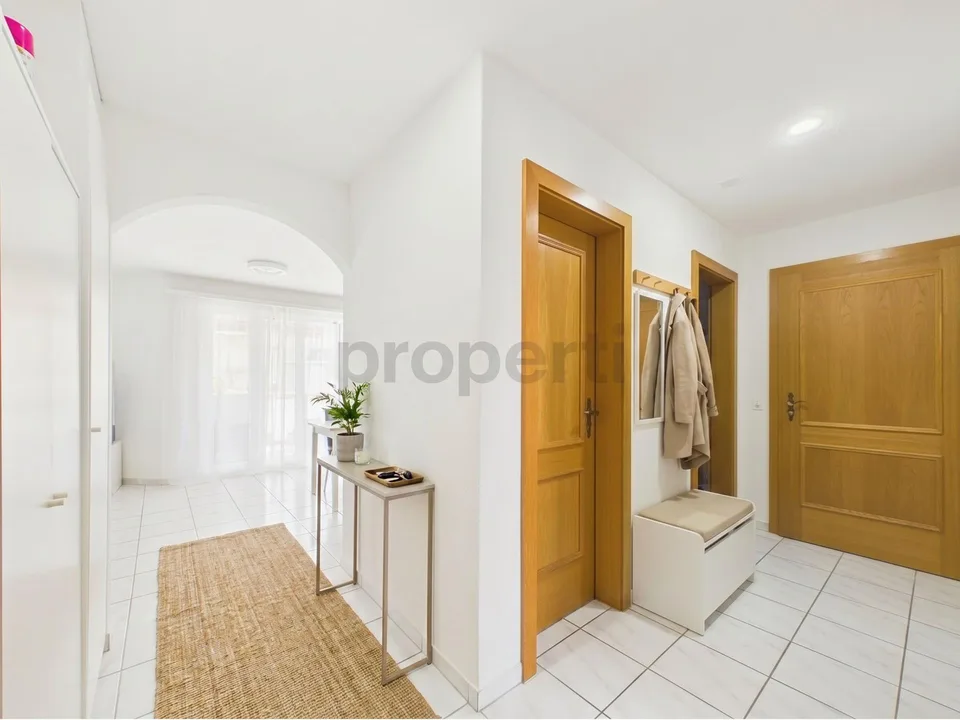 Moderne und lichtdurchflutete Wohnung mit Balkon in Schwaderloch