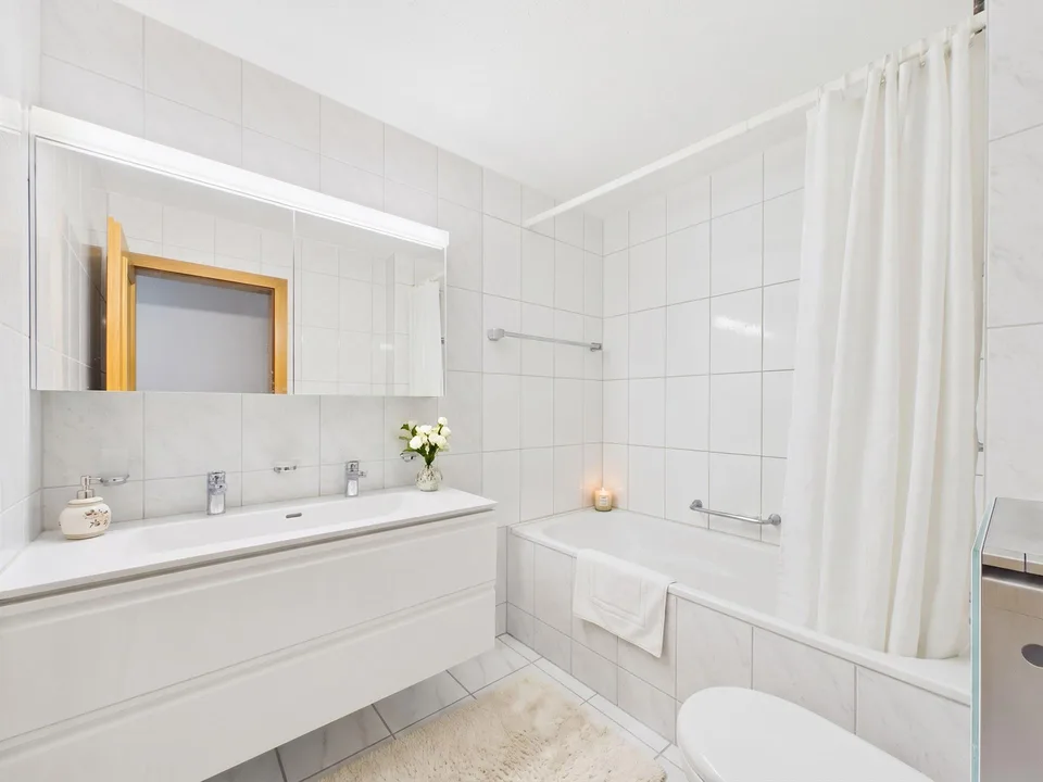 Moderne und lichtdurchflutete Wohnung mit Balkon in Schwaderloch