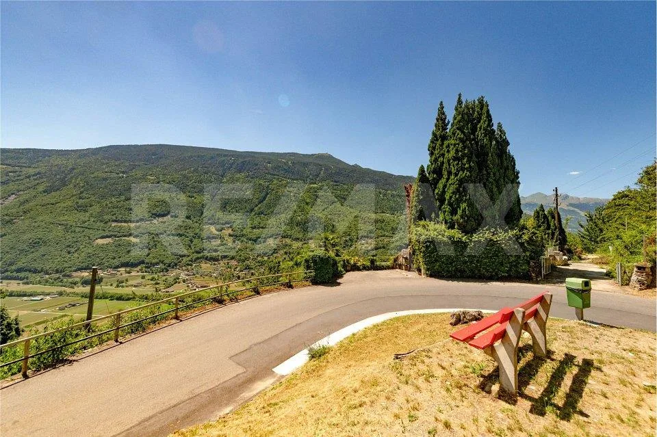 Tre caratteristici rustici con ampio terreno e splendida vista panoramica  Malvaglia
