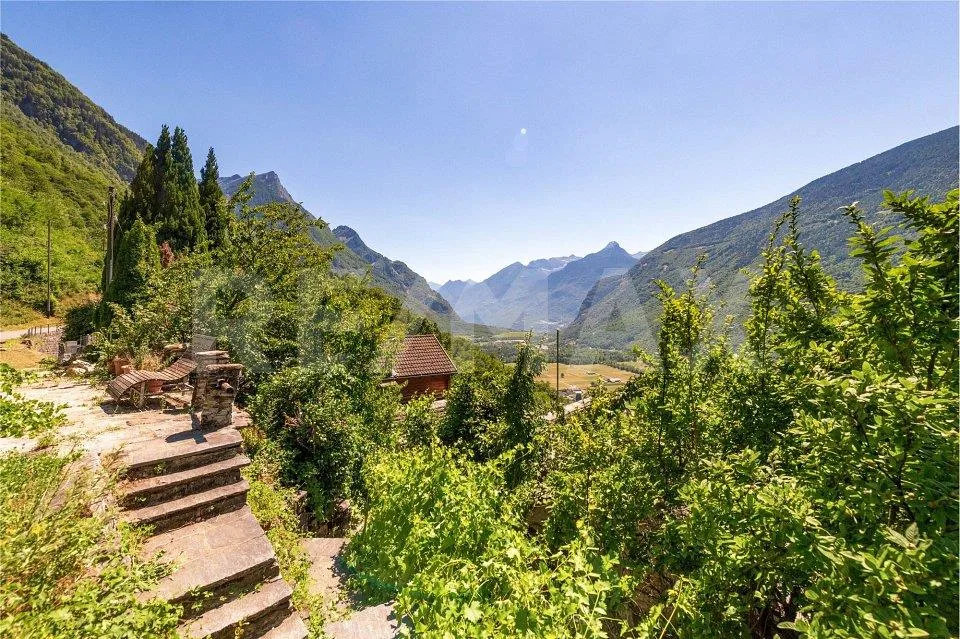 Tre caratteristici rustici con ampio terreno e splendida vista panoramica  Malvaglia