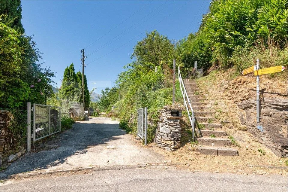 Tre caratteristici rustici con ampio terreno e splendida vista panoramica  Malvaglia