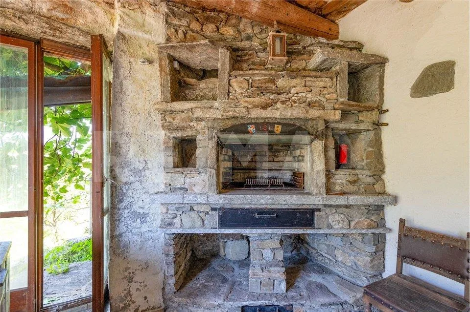 Tre caratteristici rustici con ampio terreno e splendida vista panoramica  Malvaglia