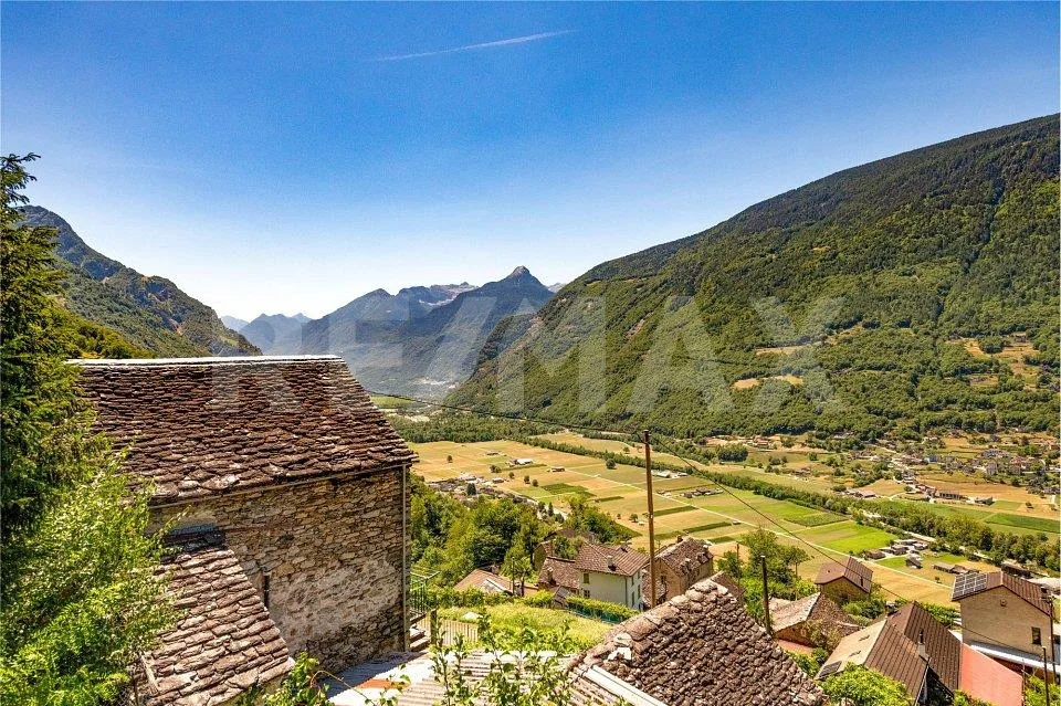 Tre caratteristici rustici con ampio terreno e splendida vista pano...