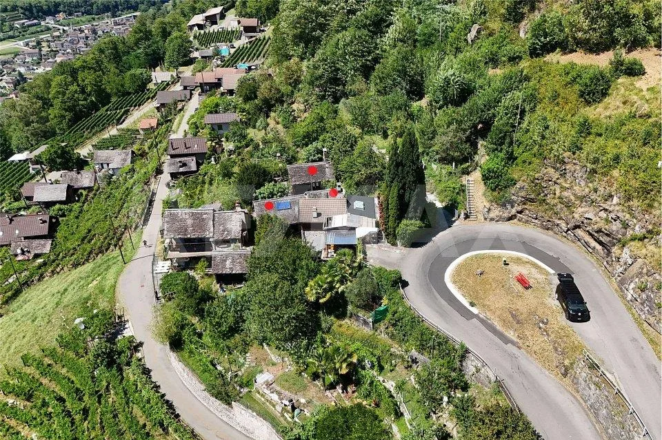 Tre caratteristici rustici con ampio terreno e splendida vista panoramica  Malvaglia