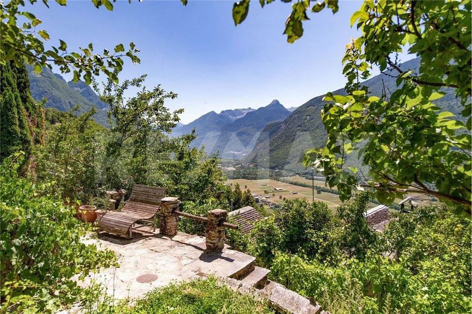 Tre caratteristici rustici con ampio terreno e splendida vista panoramica  Malvaglia