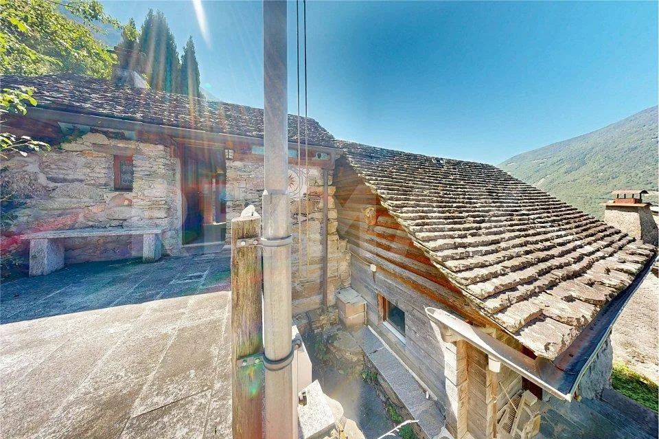 Tre caratteristici rustici con ampio terreno e splendida vista panoramica  Malvaglia