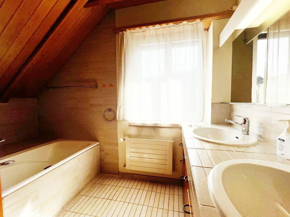 8-Zimmer-EFH mit wertvoller Baulandreserve