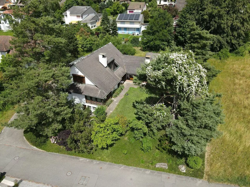 8-Zimmer-EFH mit wertvoller Baulandreserve