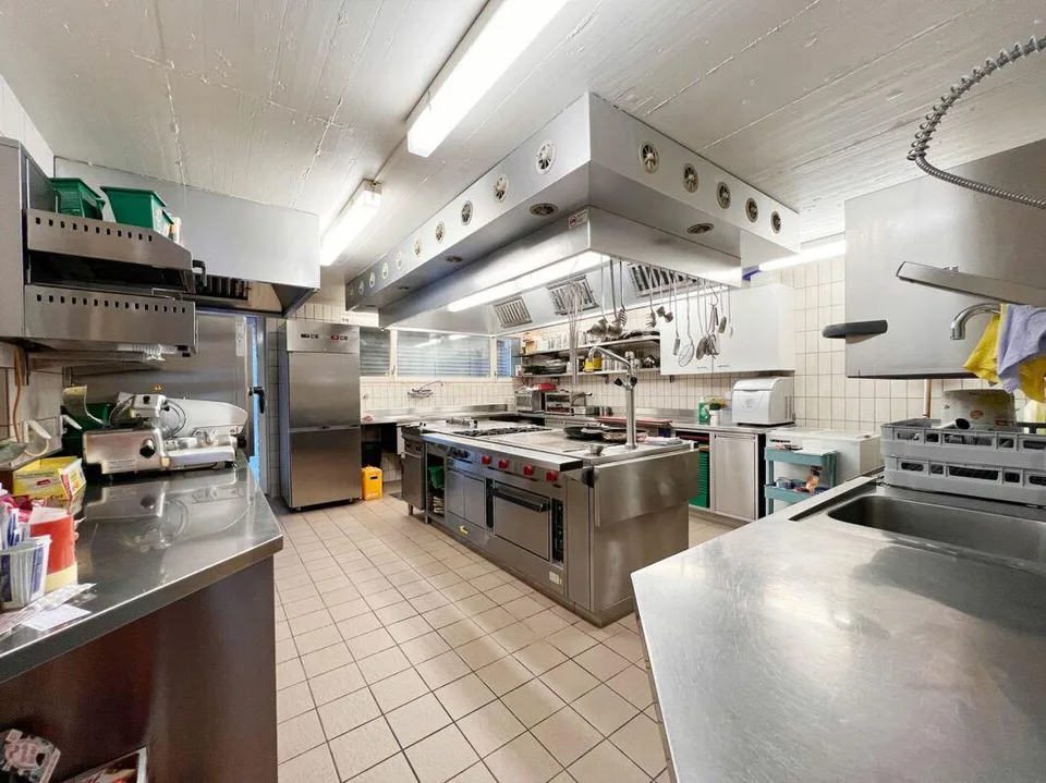 Restaurant Central mit Wohnung und Garage