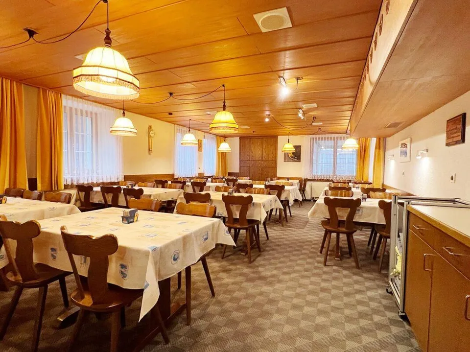 Restaurant Central mit Wohnung und Garage