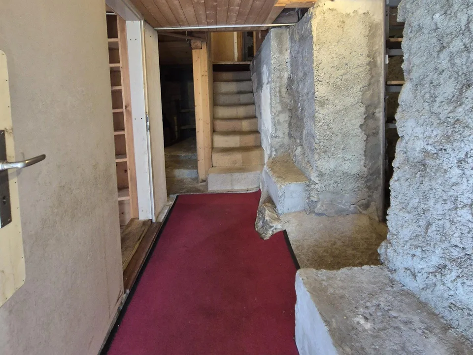 Edificio residenziale con garage doppio staccato e area giardino