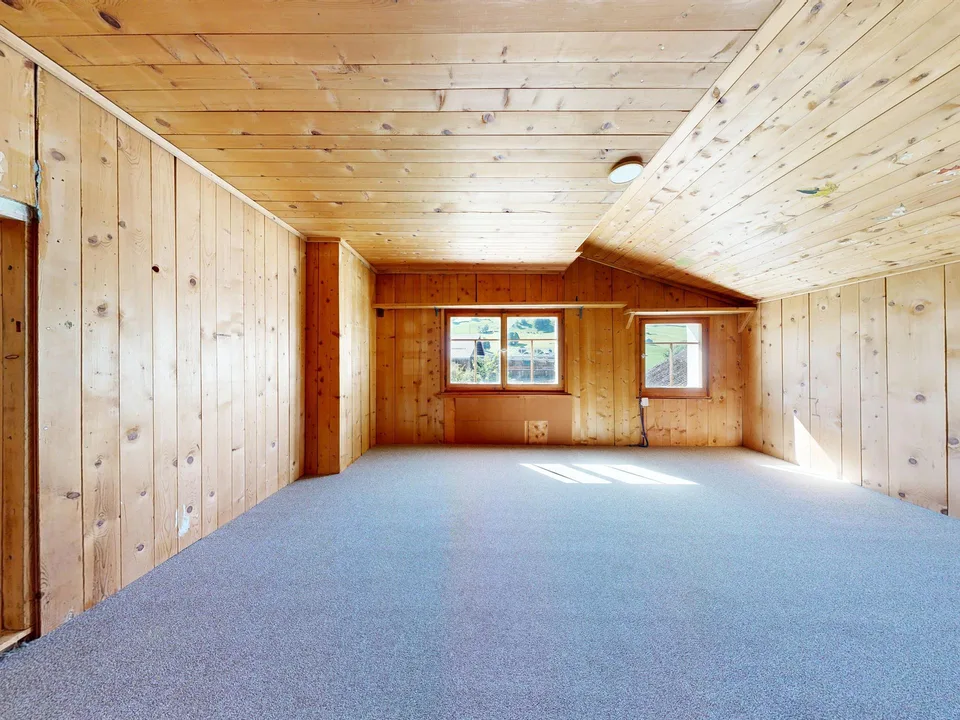 Edificio residenziale con garage doppio staccato e area giardino