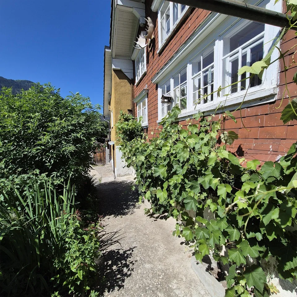 Edificio residenziale con garage doppio staccato e area giardino