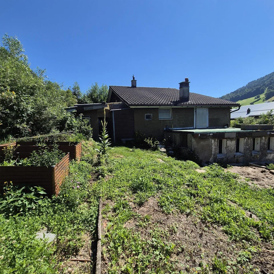 Edificio residenziale con garage doppio staccato e area giardino
