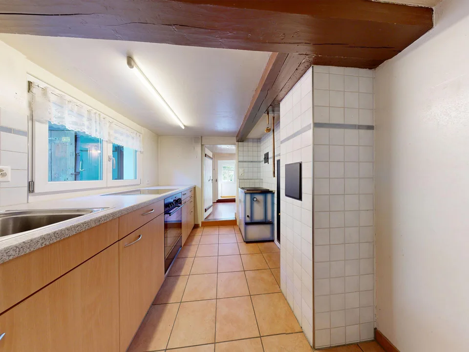 Edificio residenziale con garage doppio staccato e area giardino