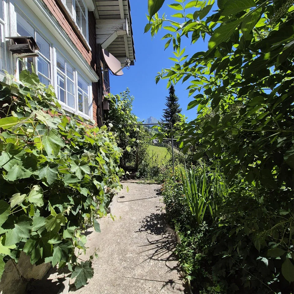 Edificio residenziale con garage doppio staccato e area giardino