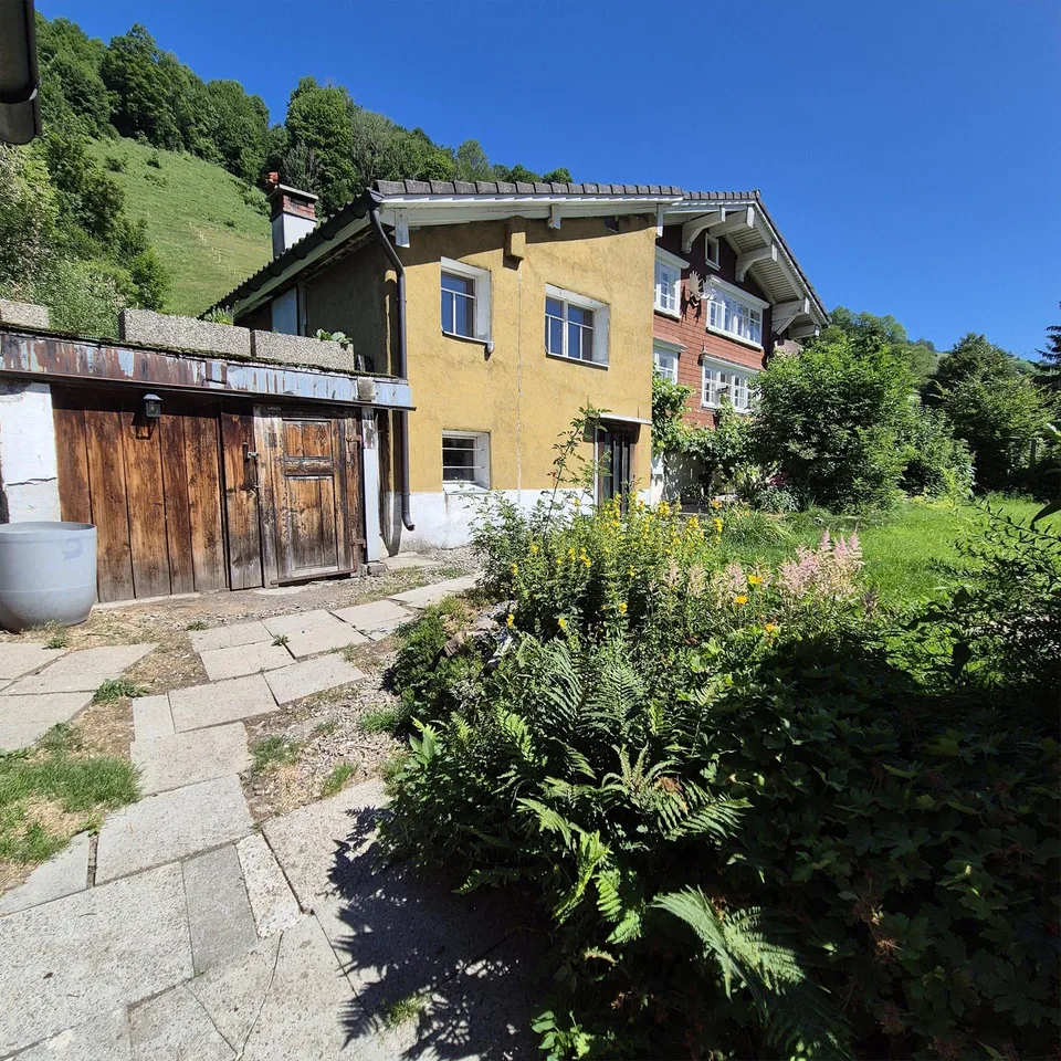 Edificio residenziale con garage doppio staccato e area giardino