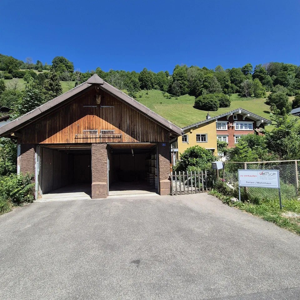Edificio residenziale con garage doppio staccato e area giardino