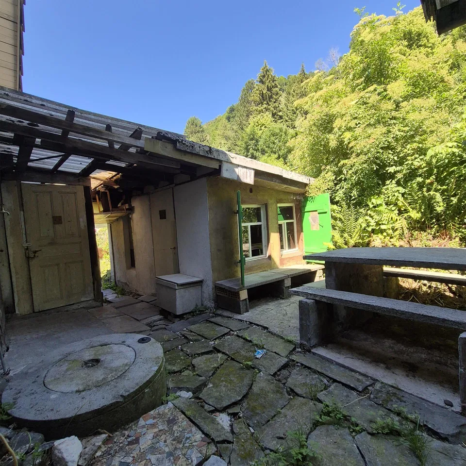 Edificio residenziale con garage doppio staccato e area giardino