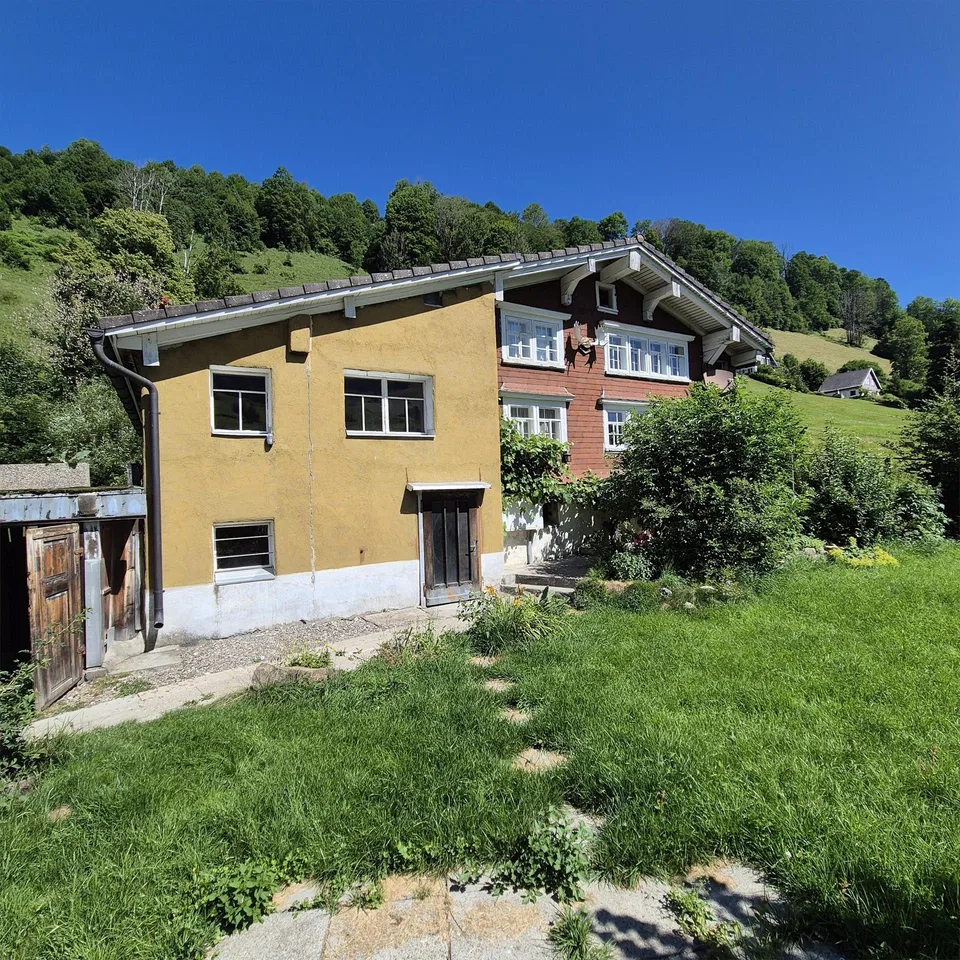 Edificio residenziale con garage doppio staccato e area giardino