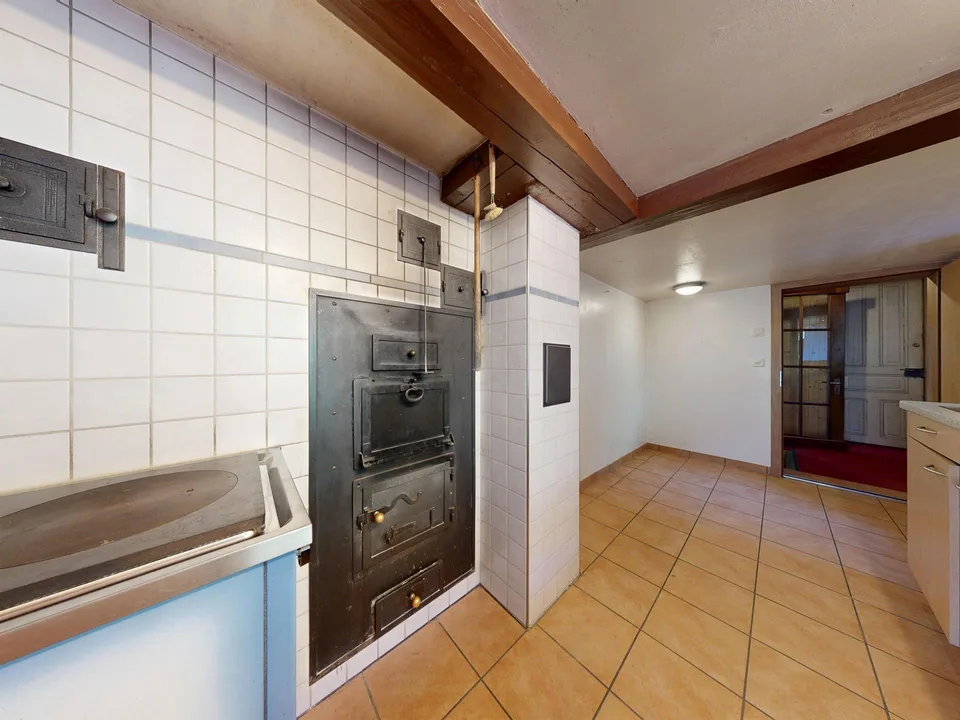 Edificio residenziale con garage doppio staccato e area giardino