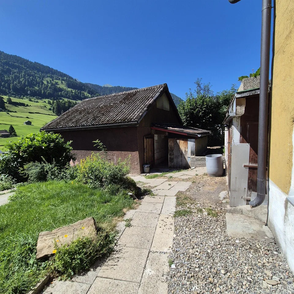 Edificio residenziale con garage doppio staccato e area giardino