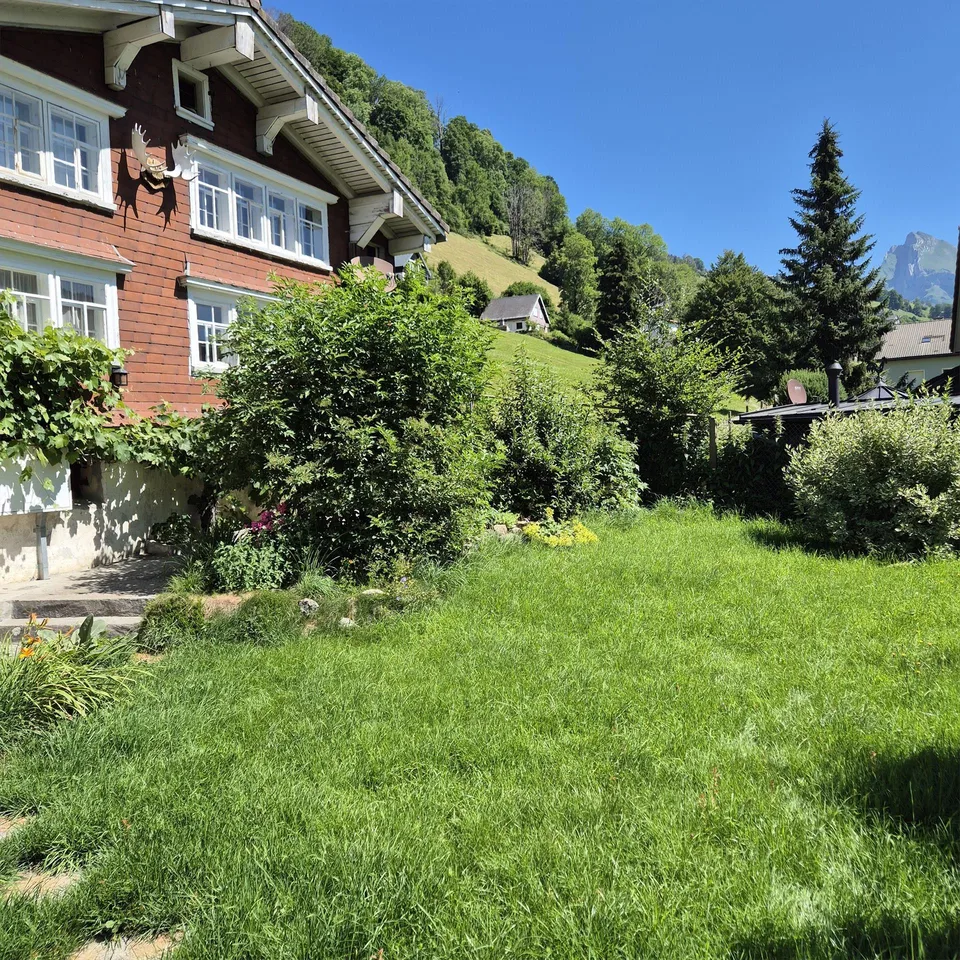 Edificio residenziale con garage doppio staccato e area giardino