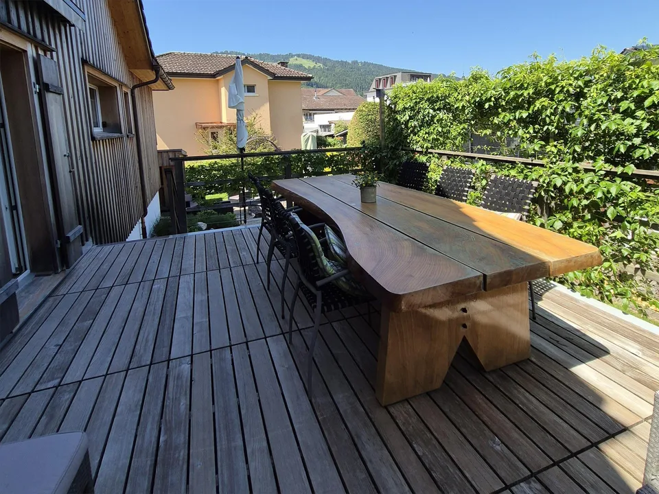 Casa unifamiliare con garage, carport e giardino ben progettato