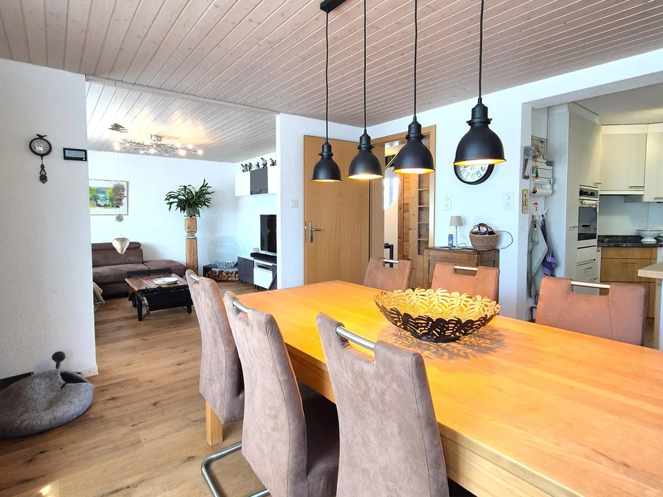 Casa unifamiliare con garage, carport e giardino ben progettato