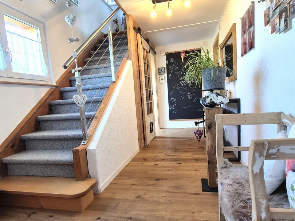 Casa unifamiliare con garage, carport e giardino ben progettato