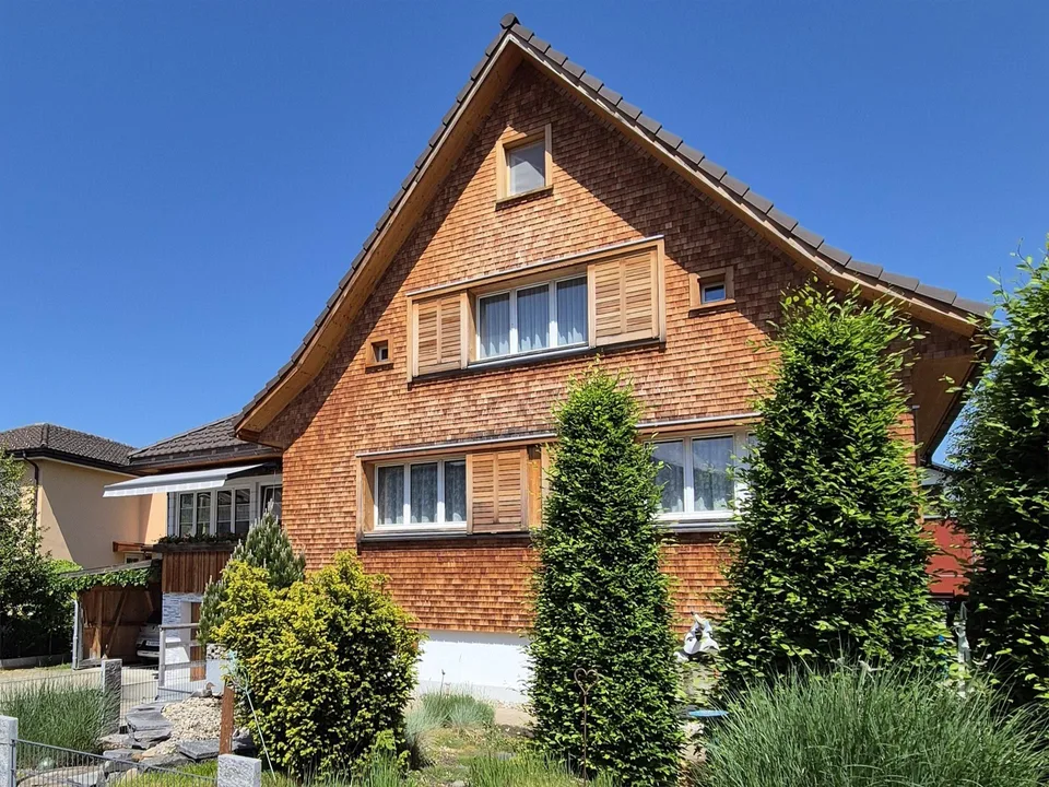 Casa unifamiliare con garage, carport e giardino ben progettato