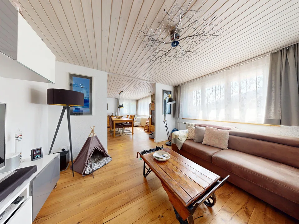 Casa unifamiliare con garage, carport e giardino ben progettato