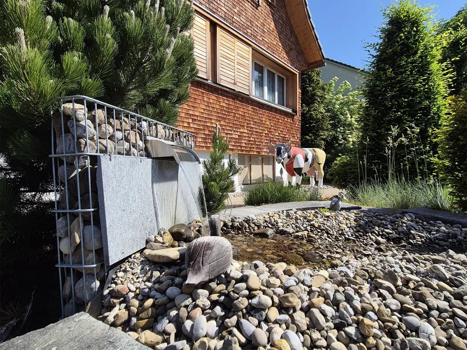 Casa unifamiliare con garage, carport e giardino ben progettato