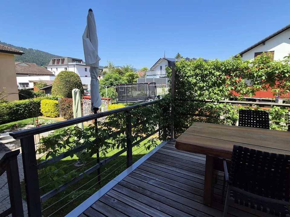 Casa unifamiliare con garage, carport e giardino ben progettato