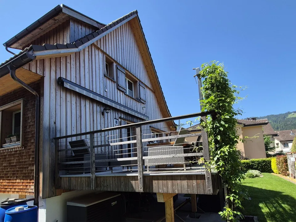 Casa unifamiliare con garage, carport e giardino ben progettato