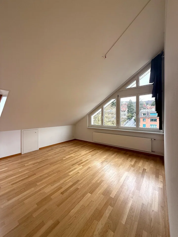 Grosszügige Dachwohnung in Dornach zu vermieten