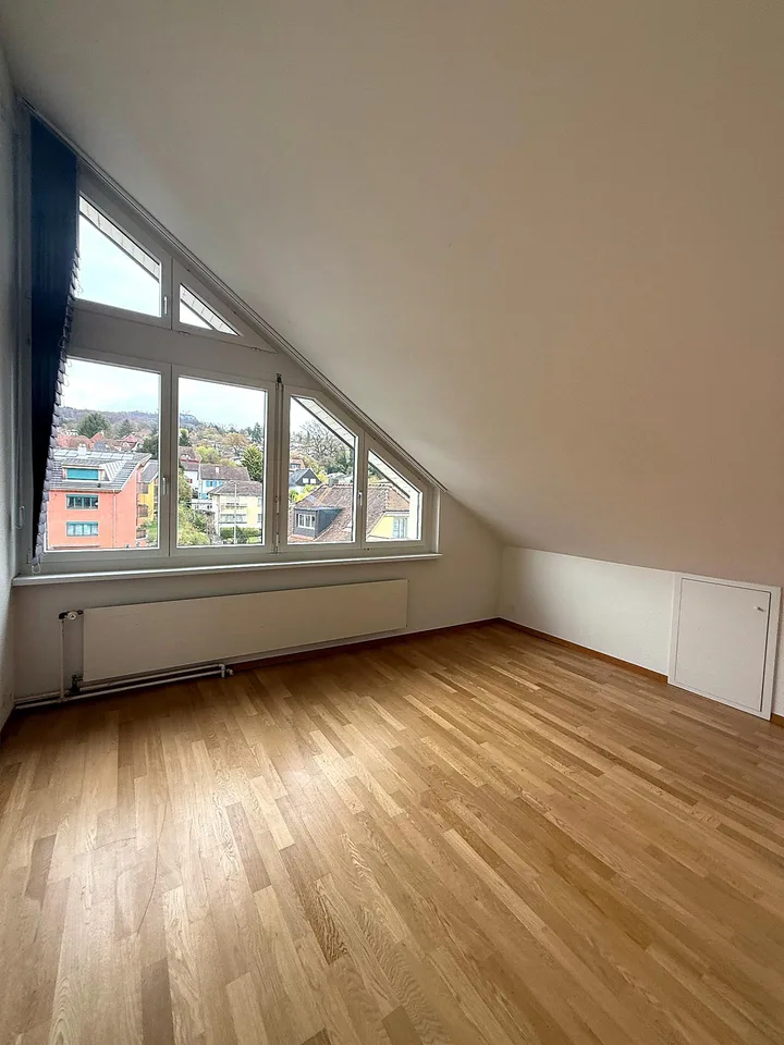 Grosszügige Dachwohnung in Dornach zu vermieten