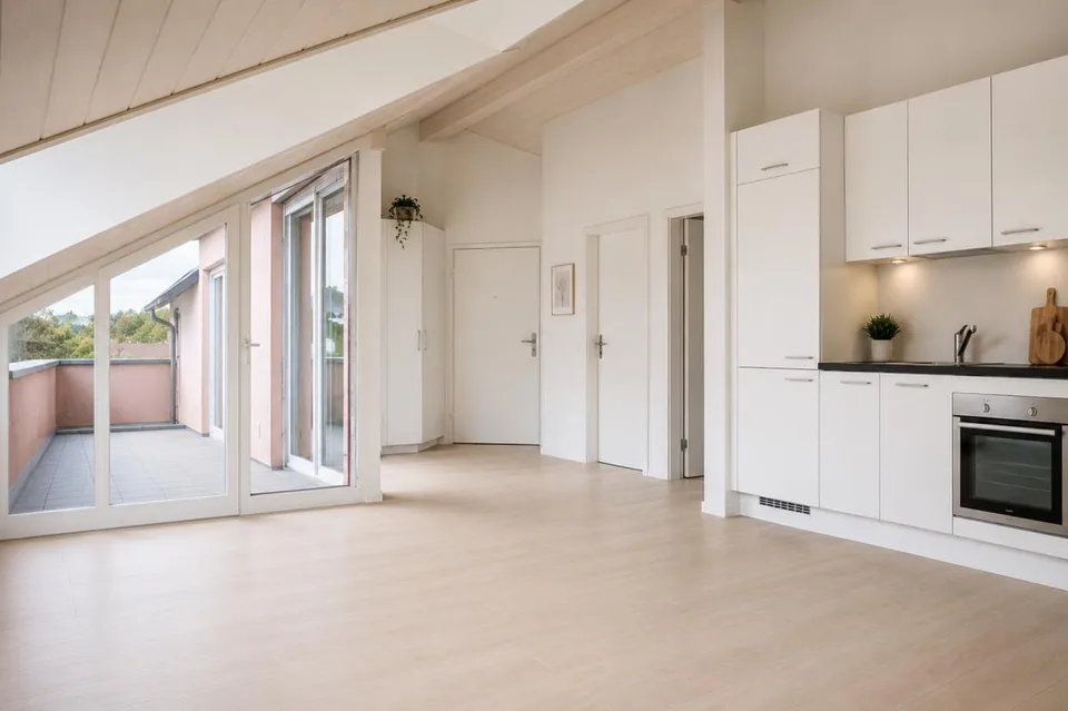 Exklusive Dachwohnung mit Balkon im Grünen!