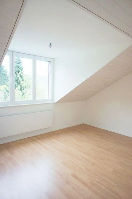 Exklusive Dachwohnung mit Balkon im Grünen!