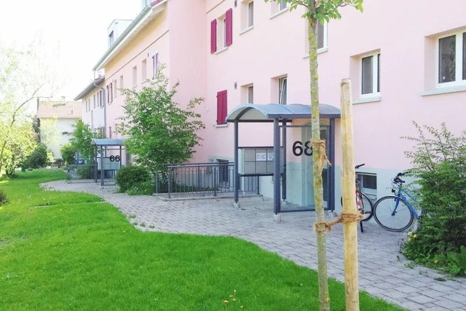 Exklusive Dachwohnung mit Balkon im Grünen!
