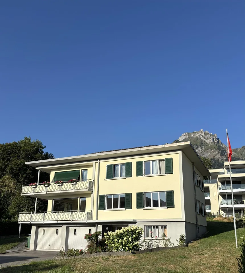 4.5-Zimmerwohnung mit Seesicht und grosszügigem Umschwung